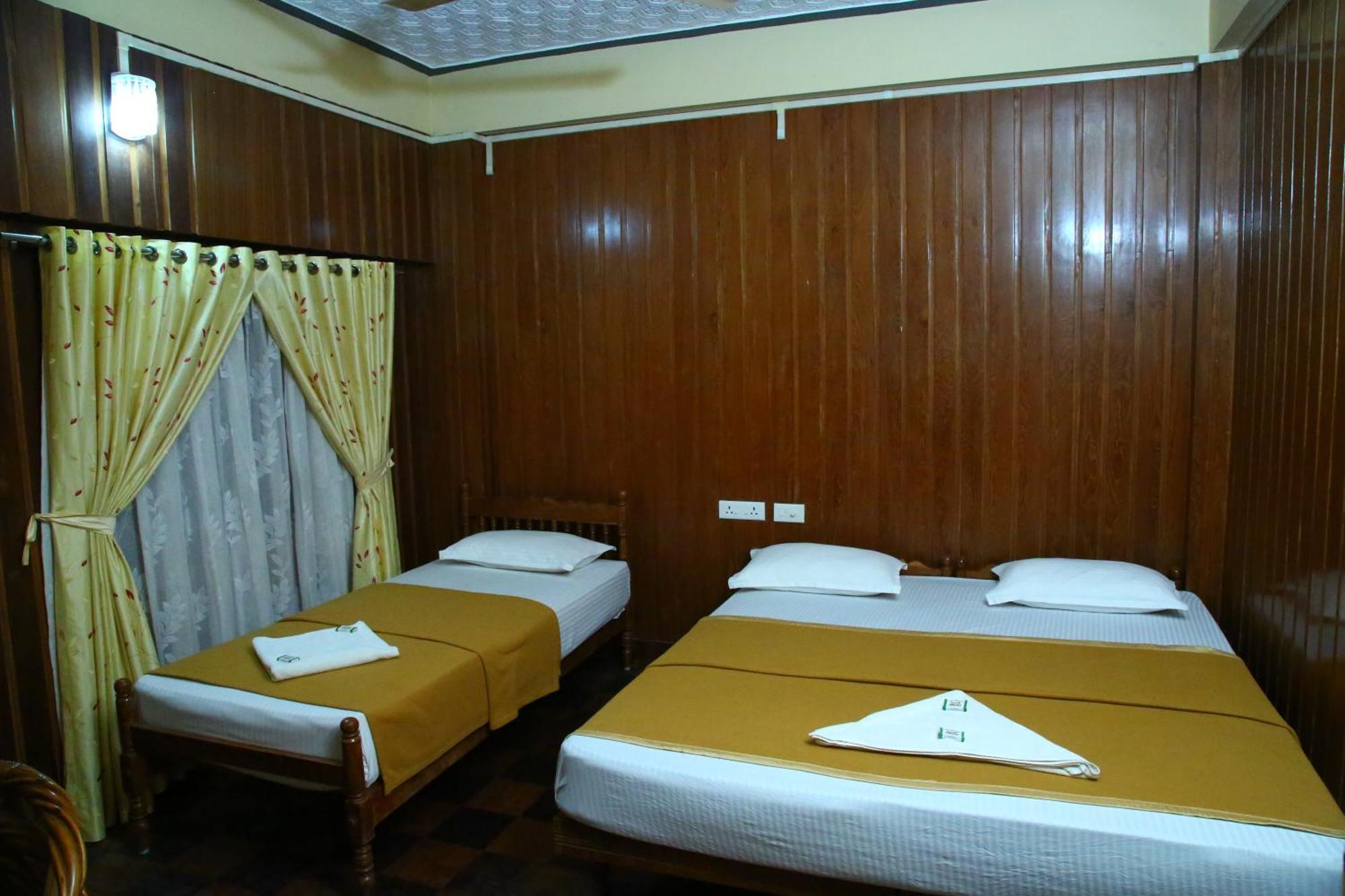 Lake Palace Family Resort Кумараком Экстерьер фото
