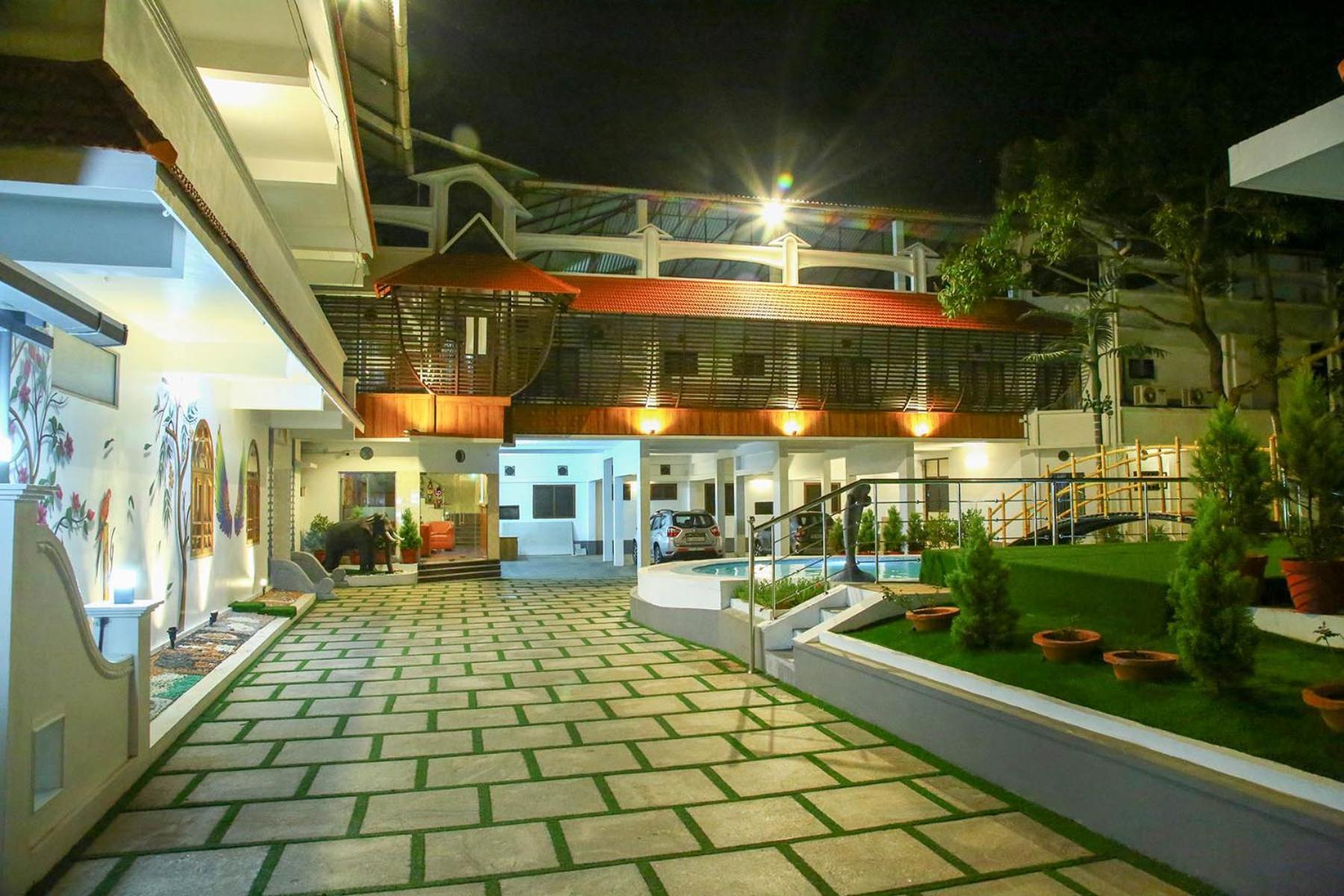 Lake Palace Family Resort Кумараком Экстерьер фото