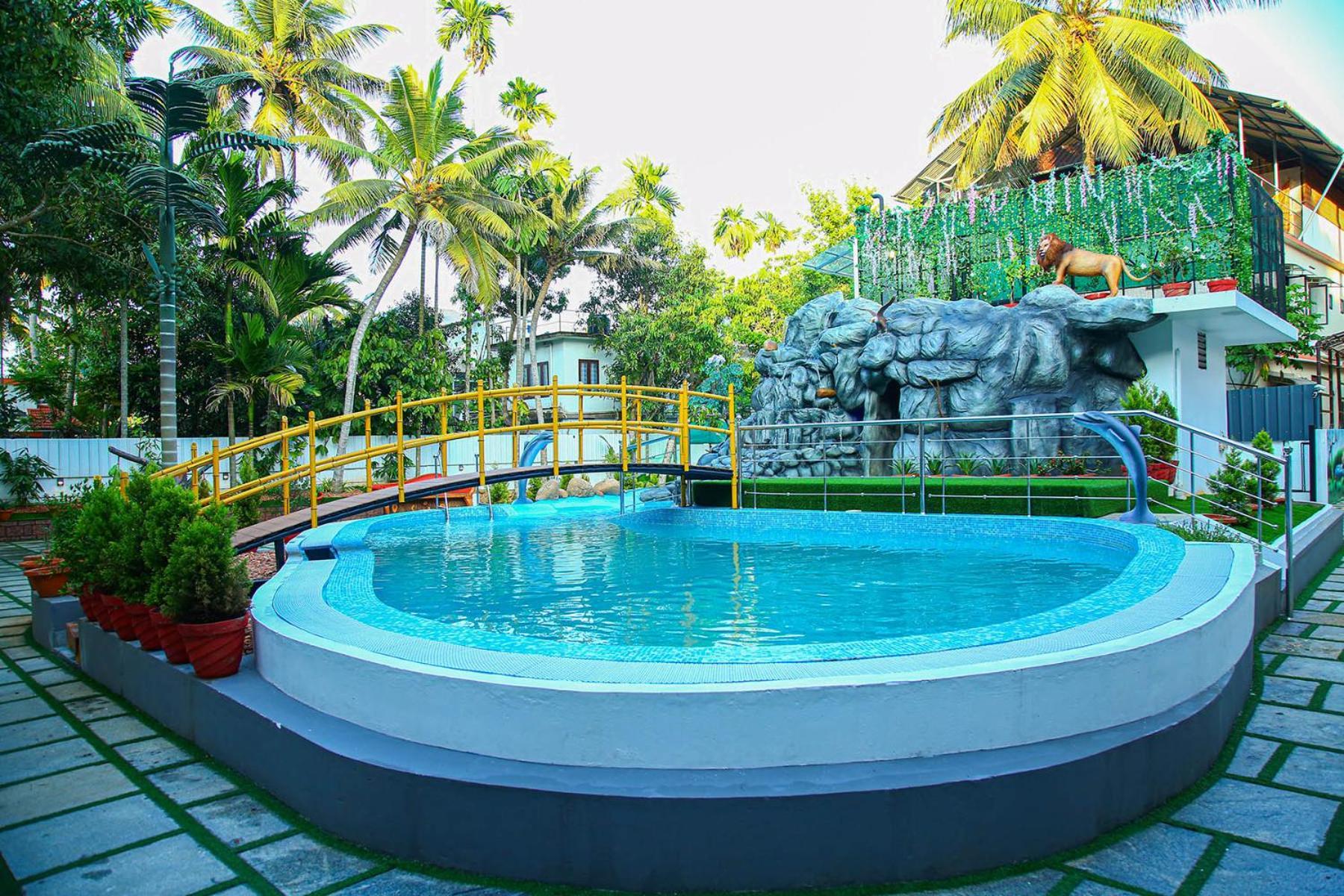 Lake Palace Family Resort Кумараком Экстерьер фото