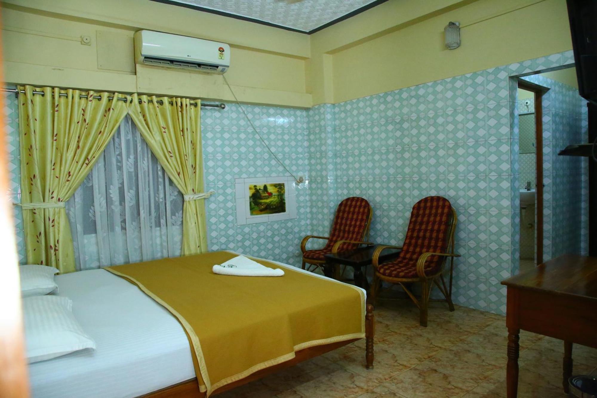 Lake Palace Family Resort Кумараком Экстерьер фото