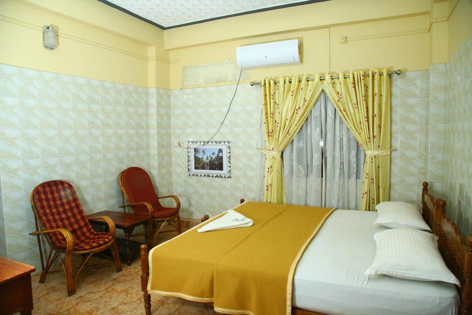 Lake Palace Family Resort Кумараком Экстерьер фото