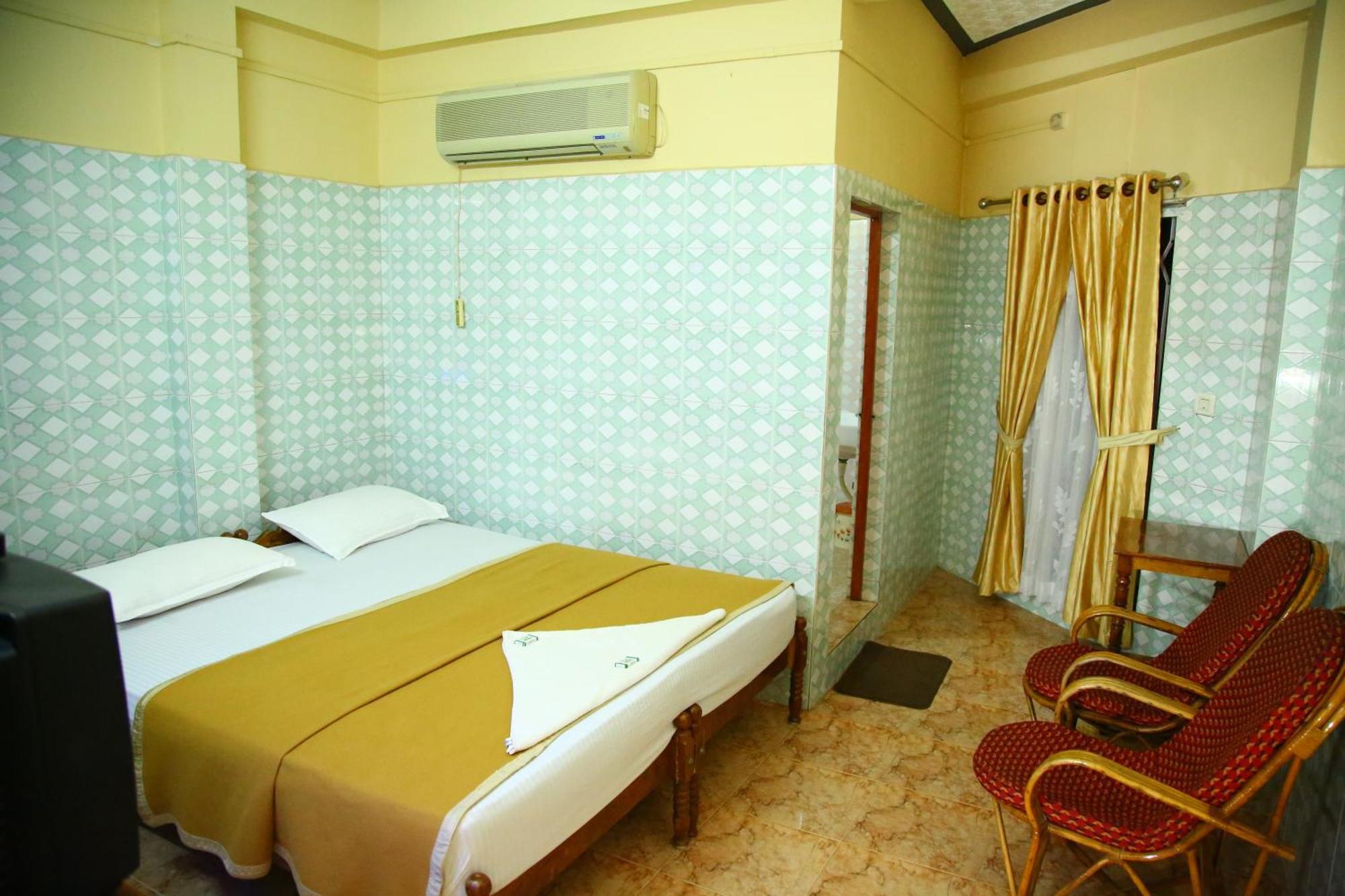 Lake Palace Family Resort Кумараком Экстерьер фото