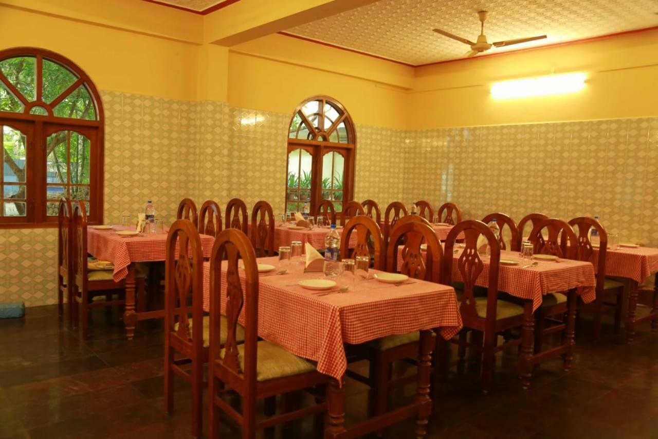 Lake Palace Family Resort Кумараком Экстерьер фото
