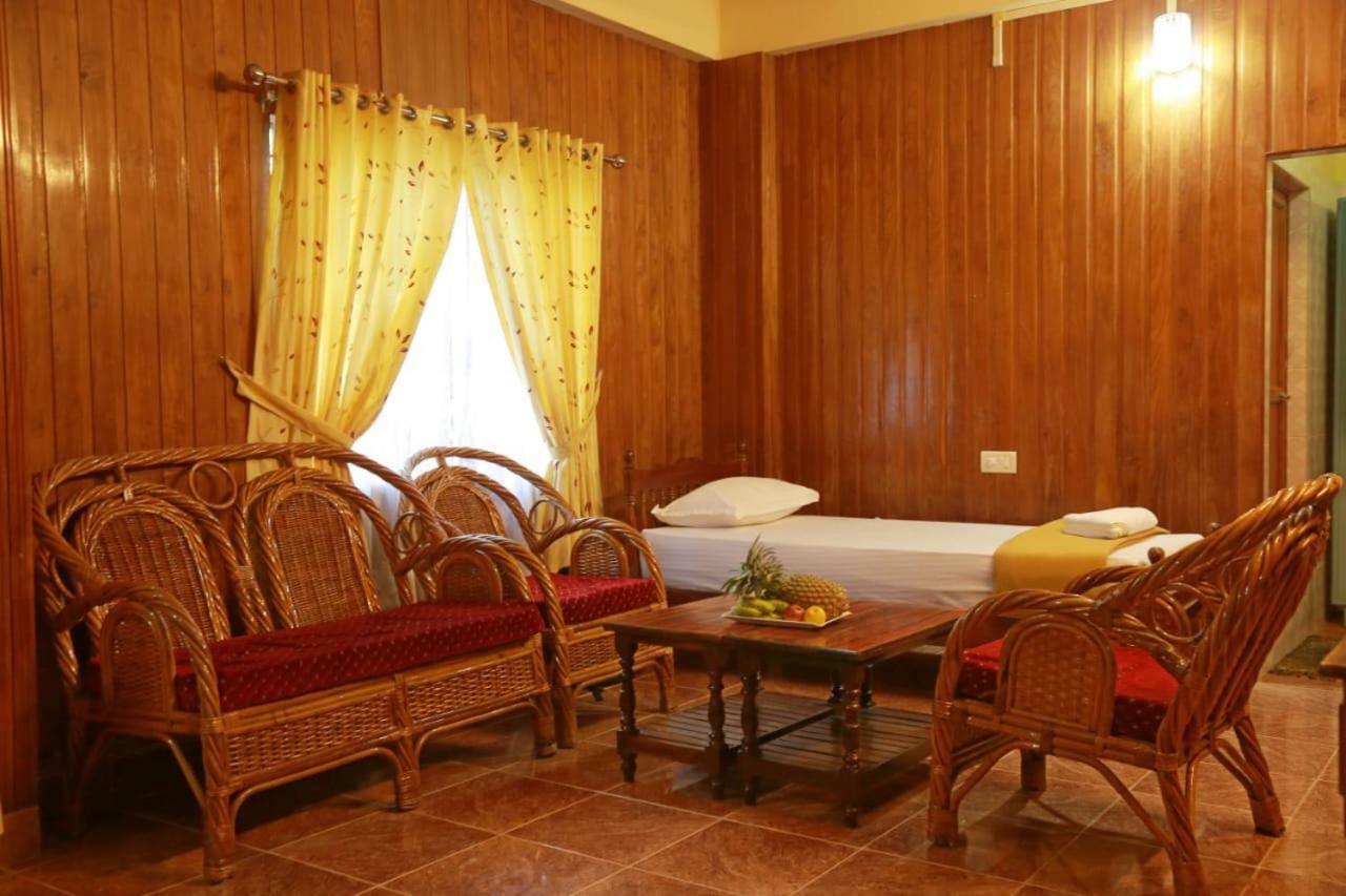 Lake Palace Family Resort Кумараком Экстерьер фото